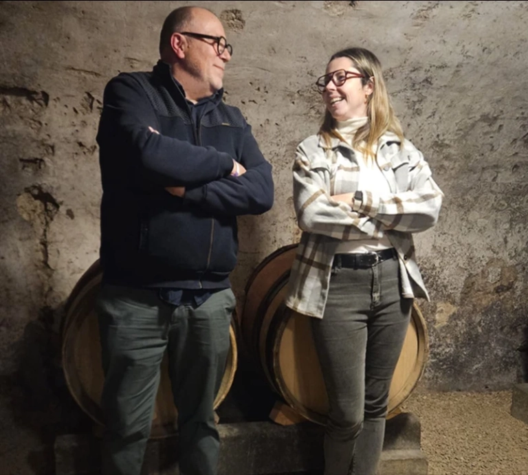 Père et fils dans la cave du domaine